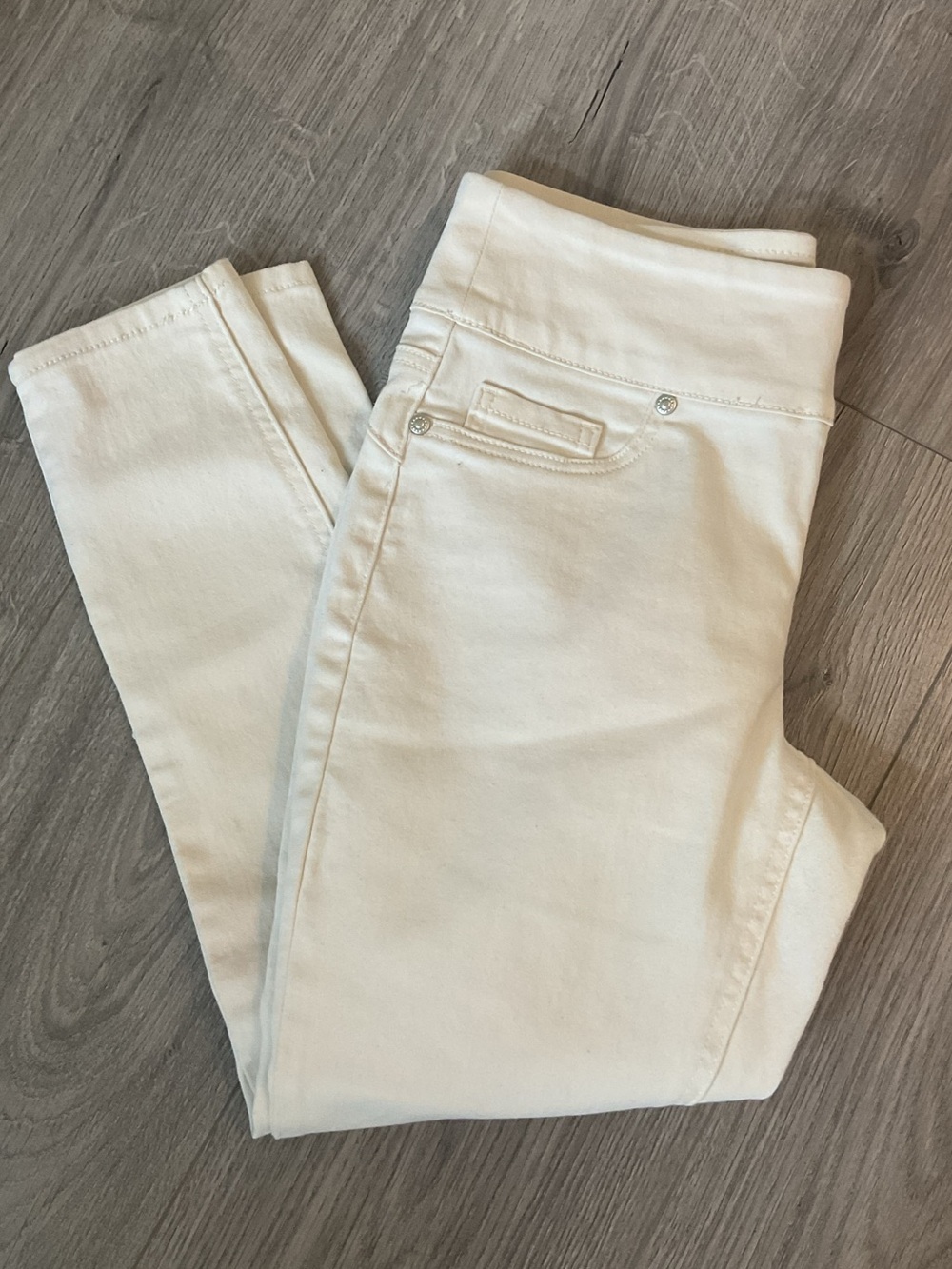 Like New DG2 Pull on Cream Ankle Jegging .